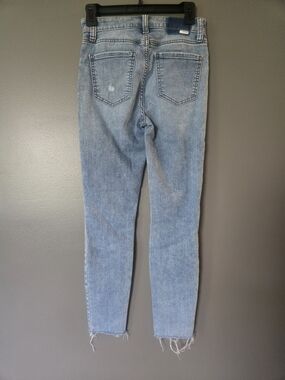 Light Wash Women’s Skinny Jeans – High-Rise Stretch Denim